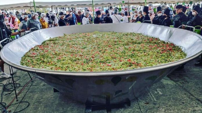 Se necesitaron 10 toneladas de aguacate cosechado en Peribán. Foto: @ARBedolla